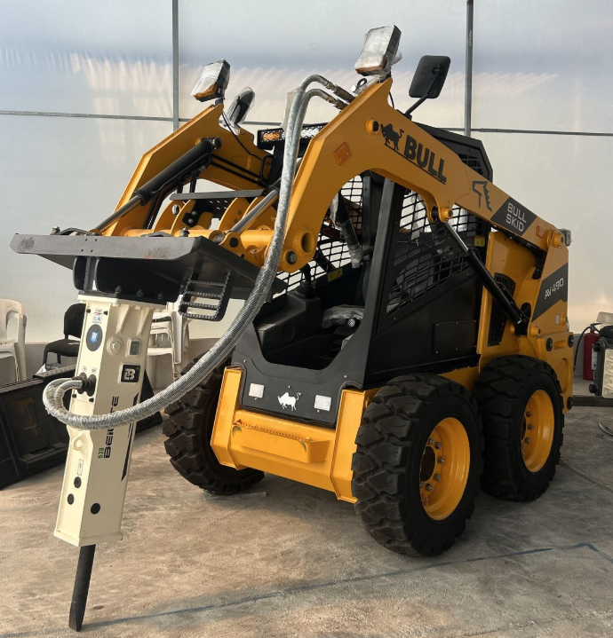 minicargador con martillo