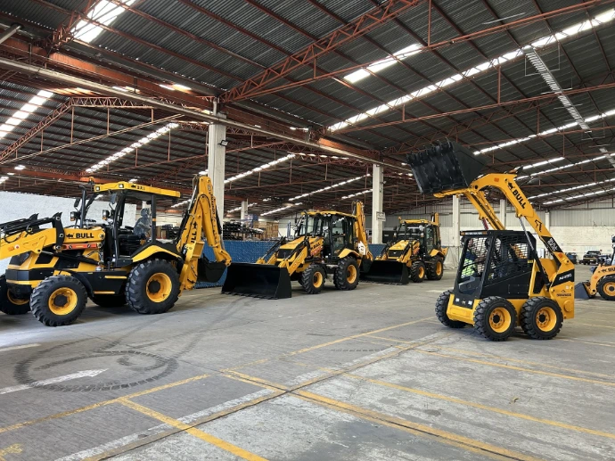 Retroexcavadoras y minicargadores BULL en planta