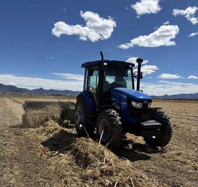 Tractor agrícla YTO trabajando